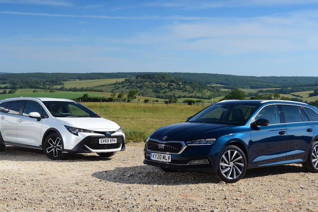 Бяла Toyota Corolla Touring Sports и синьо комби Škoda Octavia, паркирани едно до друго на чакълест път