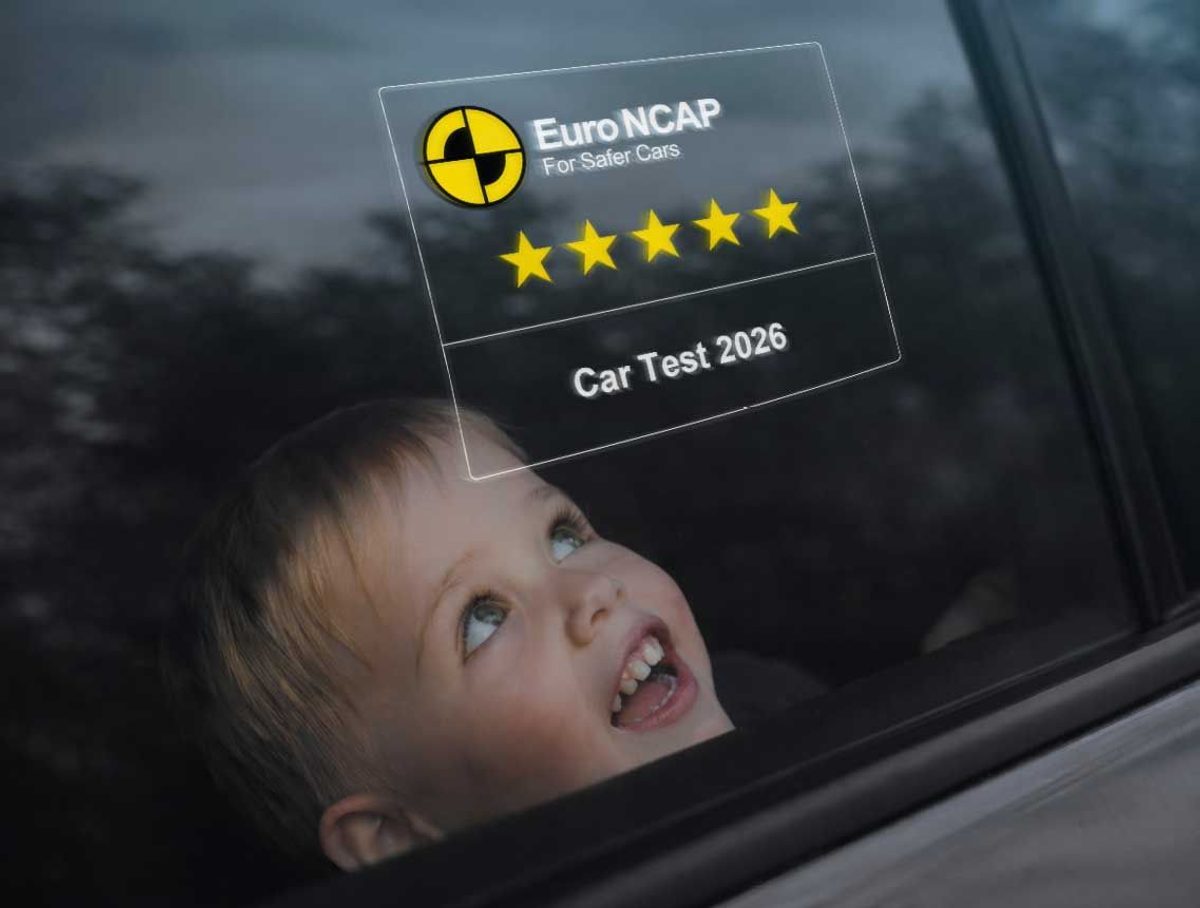 Дете гледа нагоре през стъклото на автомобил със стикер на Euro NCAP с пет звезди и надпис Car Test 2026