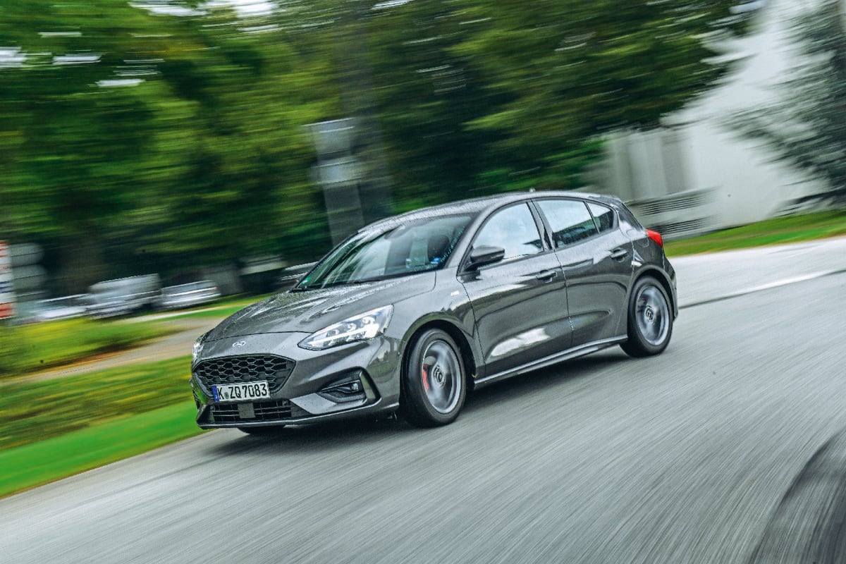Сив хечбек Ford Focus в движение по мокър път
