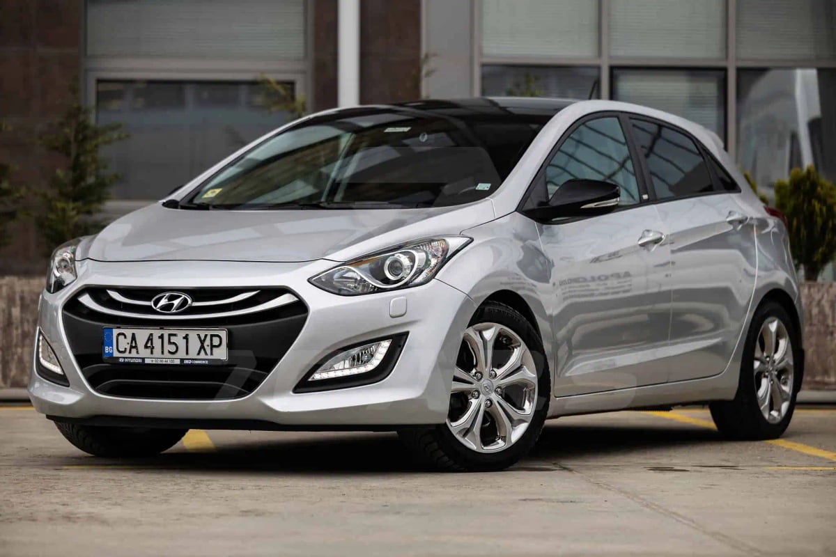 Сребрист хечбек Hyundai i30 с българска регистрация, паркиран пред сграда